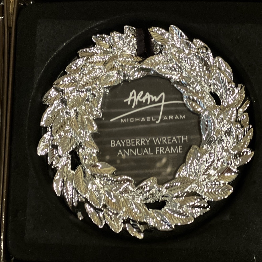 MICHAEL ARAM - 2012 BAYBERRY WREATH ANNUAL FRAME ORNAMENT - IN BOX